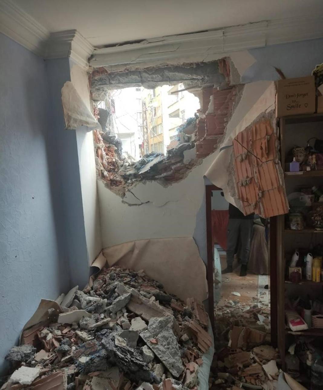 Genç kadın üstünü değiştirirken kendini dışarıda buldu! Bu kadar sorumsuzluk 'Pes' dedirtti 5